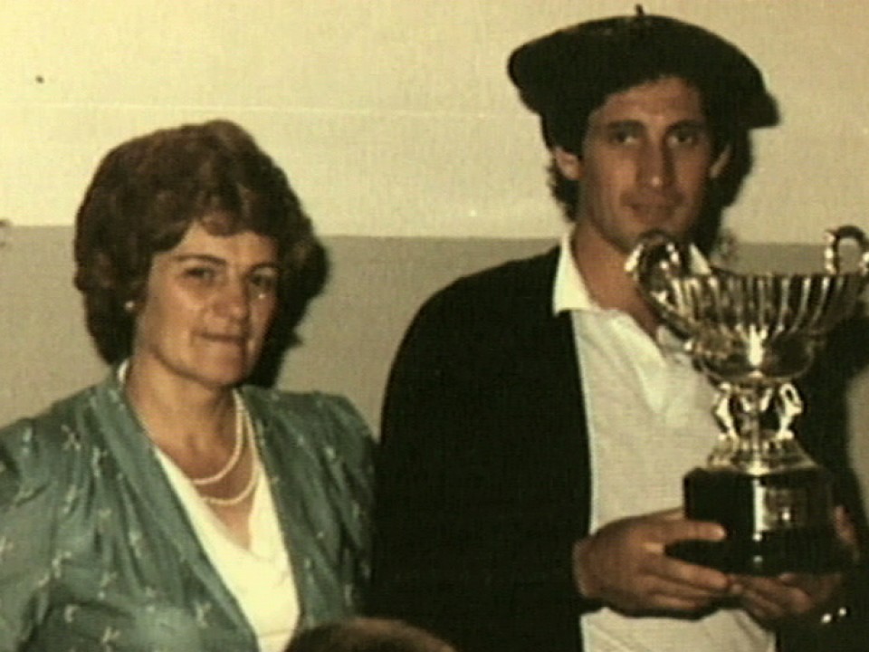 Julian Retegi eta Micaela bere ama, garaikurrarekin