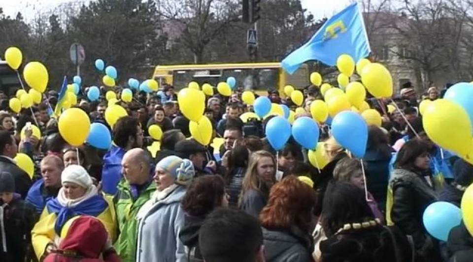 Manifestantes en contra de Rusia, en una de las marchas de Ucrania. EFE