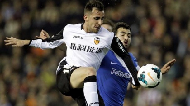 Balenciaga lucha con el goleador valencianista Alcácer. Efe.