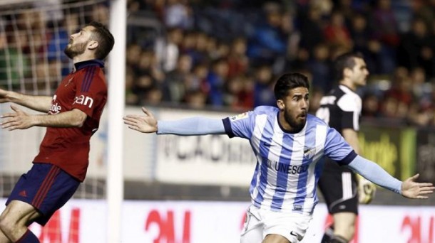 Samuel celebra el primer gol del Málaga, ante la desesperación de Damiá. Efe.