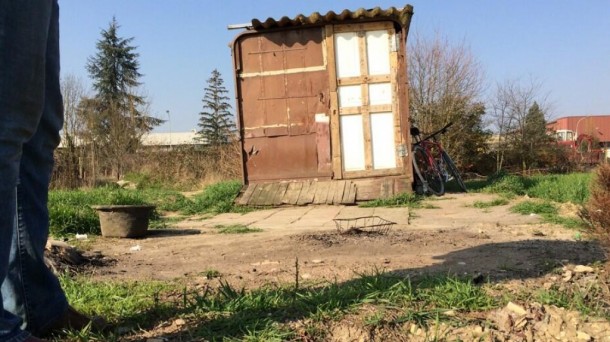 Ángel vive en una chabola del extrarradio de Vitoria