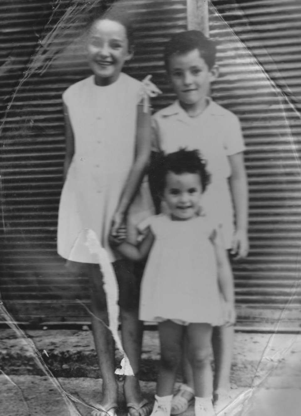 Jone, Iñaki eta Olatz Goirizelaia Mungiako Olalde auzoan. 1960ko hamarkada.