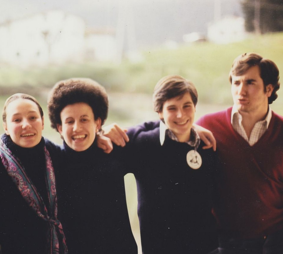 Unibertsitatetako lagunekin Gipuzkoara egindako irteera batean. 1970eko hamarkada.