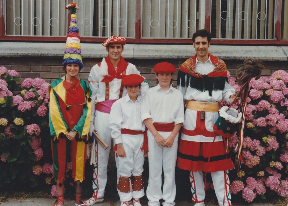 Jone Mungiako Alkartasuna dantza taldeko kideekin. Tartean, Iñaki neba.