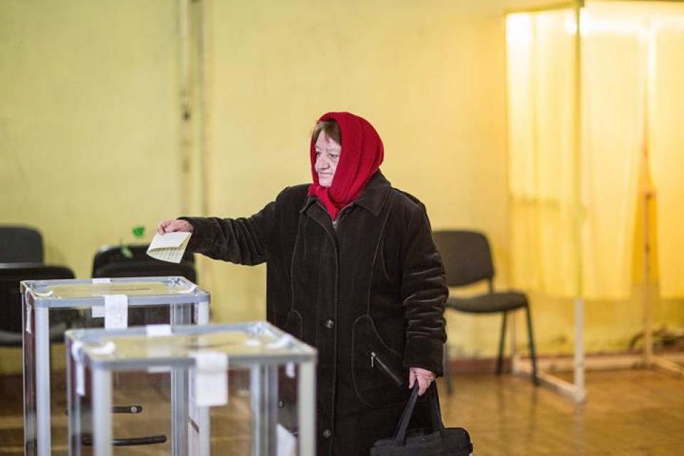 Desde primera hora los crimeanos vota para decidir su futura condición. EFE