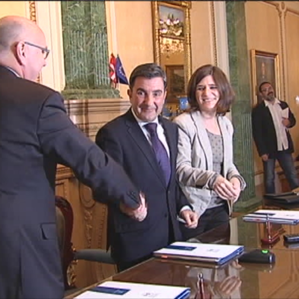 Uribesalgo (Araba), Iruzarrizaga (Bizkaia) y Franco (Gipuzkoa), durante la firma del acuerdo. EFE