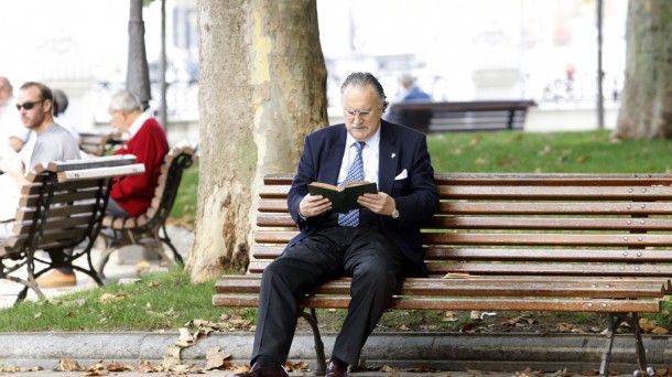 Iñaki Azkuna leyendo en el parque Iturria. Foto: Ayundamiento de Bilbao