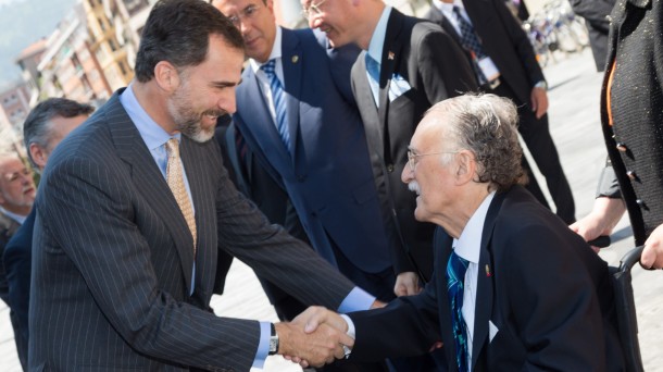 El príncipe Felipe saluda a Iñaki Azkuna. Foto: Ayuntamiento de Bilbao