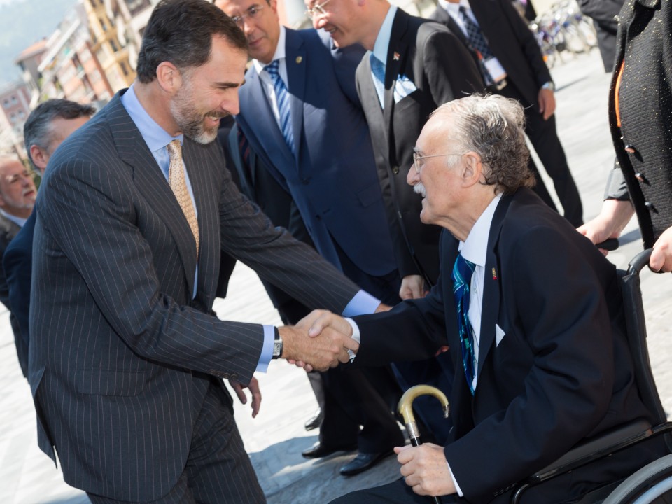 El príncipe Felipe saluda a Iñaki Azkuna. Foto: Ayuntamiento de Bilbao