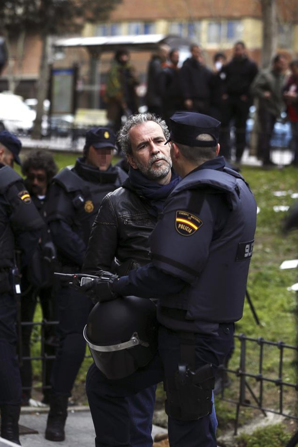 Cientos de personas, entre ellos Willy Toledo, se han concentrado en la puerta de los juzgados.