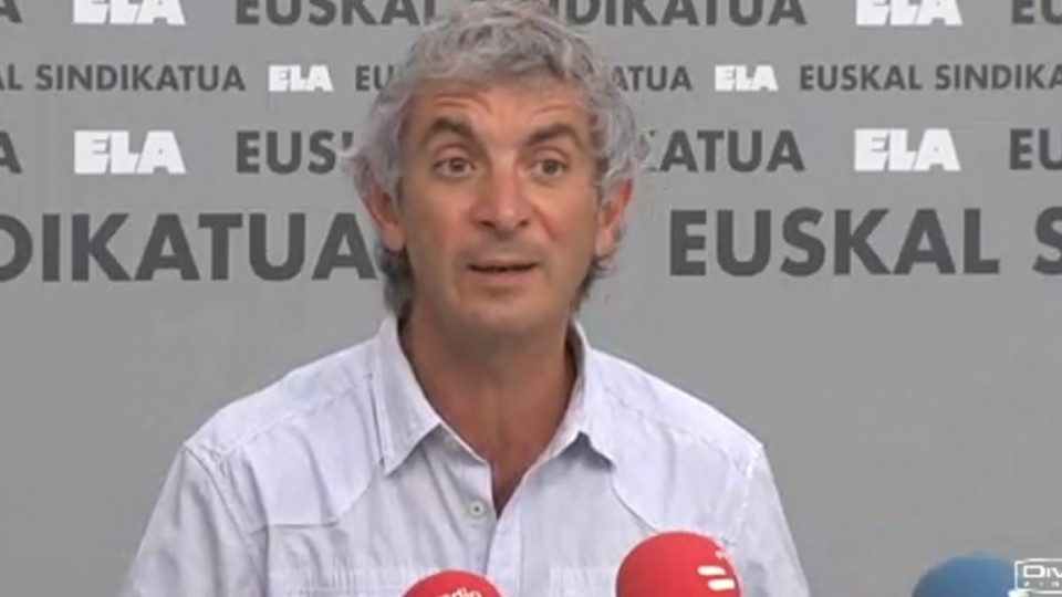 El miembro de ELA Mikel Noval ha acusado al Gobierno Vasco de recortar en sanidad. Foto: EiTB