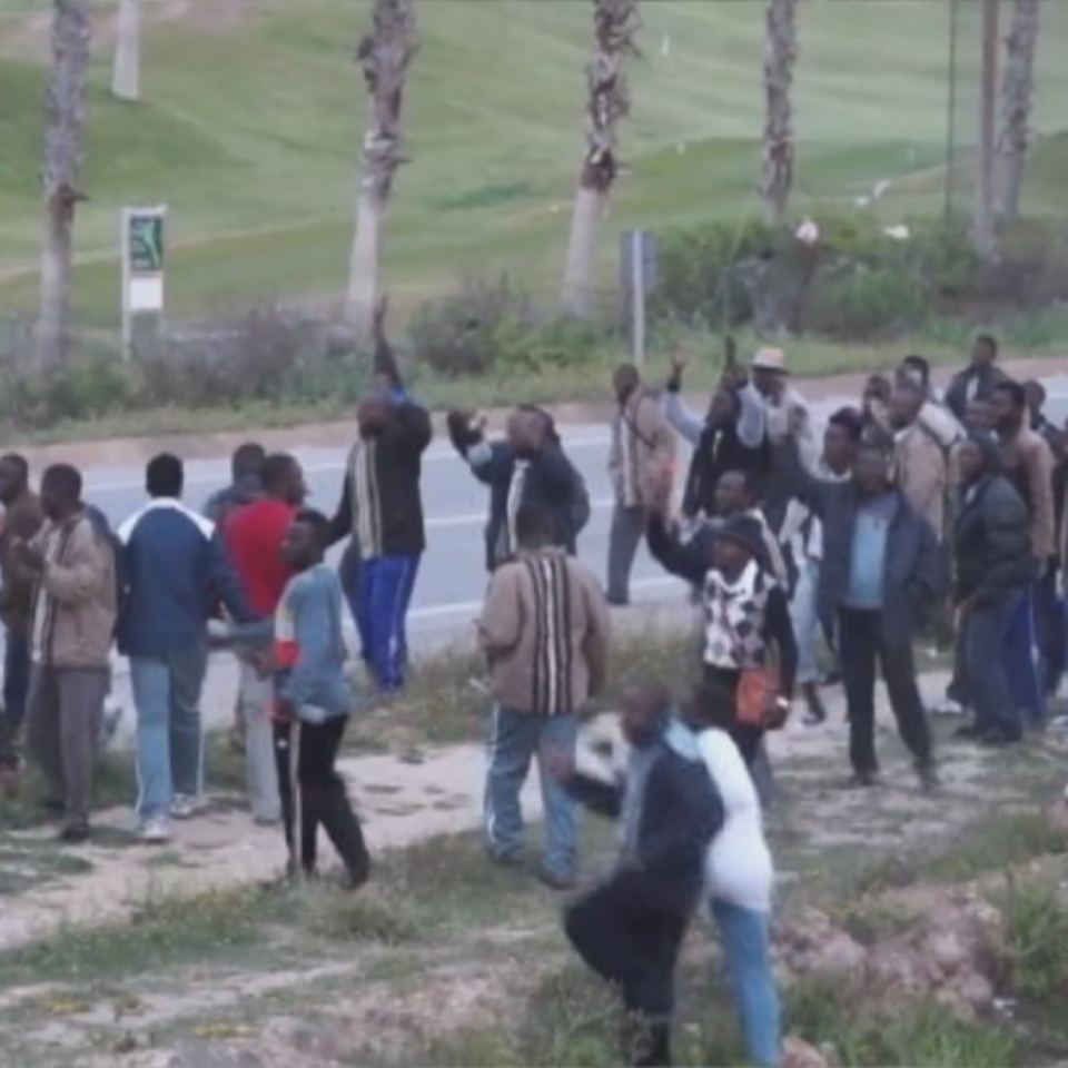 Unos 400 inmigrantes intentan saltar la valla de Melilla