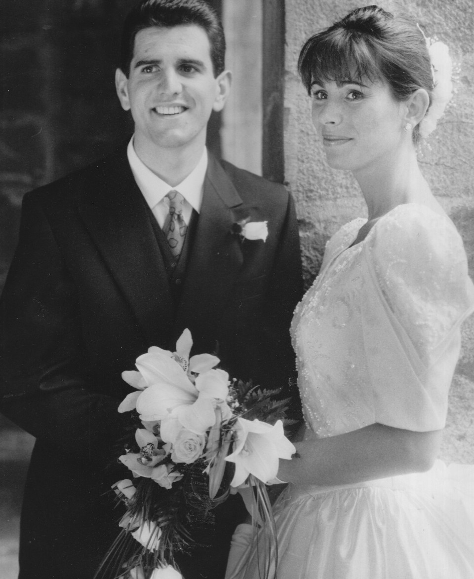 Abraham Olano eta Karmele Zubillaga ezkontza-egunean, Berrospe etxeko kaperan. Andoain. 1994-11-15