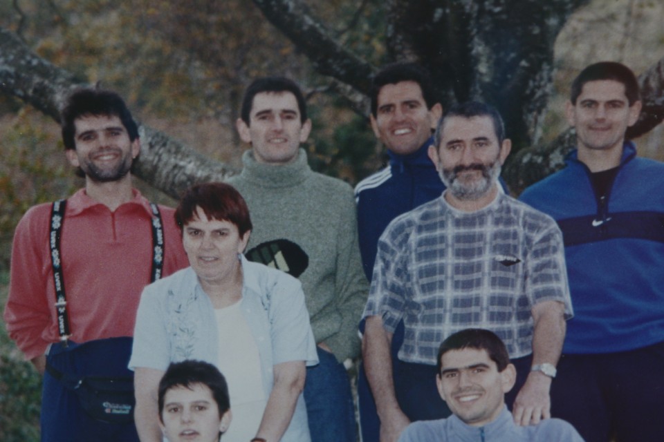 Olano Manzano familia (1. argazki nagusiaren posizio berean dago aterata). Guillermo, Andoni, Abraham, Jon, Marisol, Guillermo, Bakarne eta Igor. Urkizu. 1990eko hamarkada