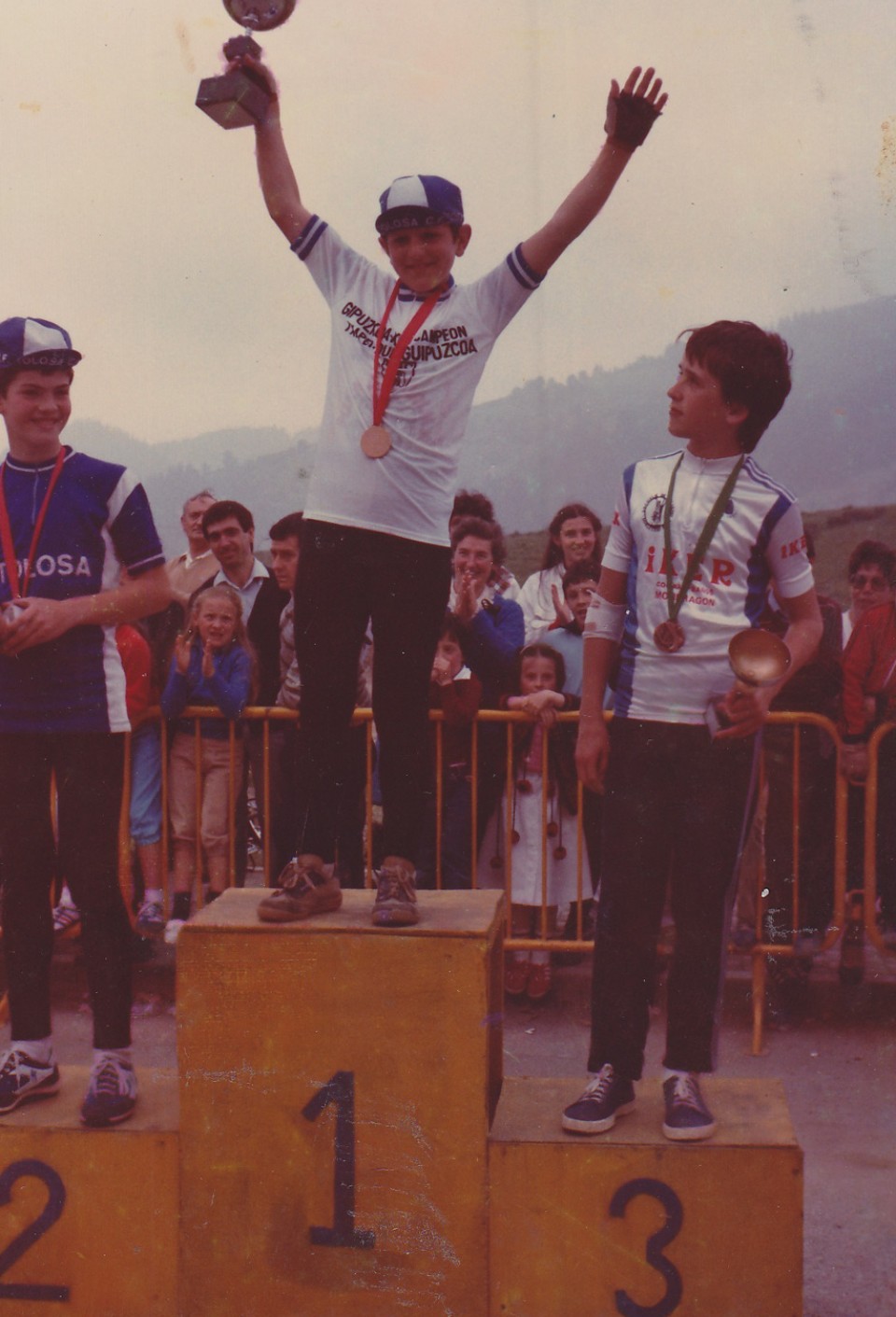 Podiumean, lehena Abraham Olano, bigarrena Mikel Oiartzabal eta hirugarrena Kepa Mendieta. Zumarraga. 1981