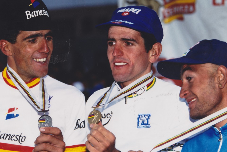 Errepideko Munduko Txirrindulari txapelketako podiuma: urrezko domina Abraham Olanorentzat; zilarrezkoa Miguel Indurainentzat eta brontzezkoa Marco Pantanirentzat. Duitama (Kolonbia) 1995