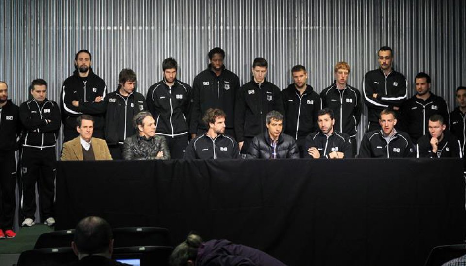 Los jugadores y el cuerpo técnico de Bilbao Basket. Imagen de archivo: EFE