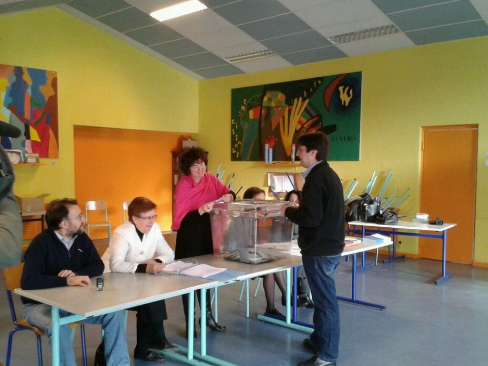 Iker Elizalde vota en el colegio de Hendaia. Foto: Nerea Olaso