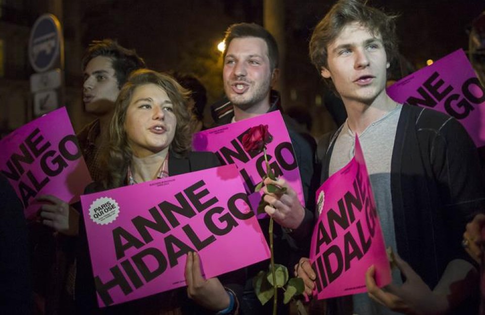 Simpatizantes socialistas celebran la victoria de Anne Hidalgo en París. Efe.