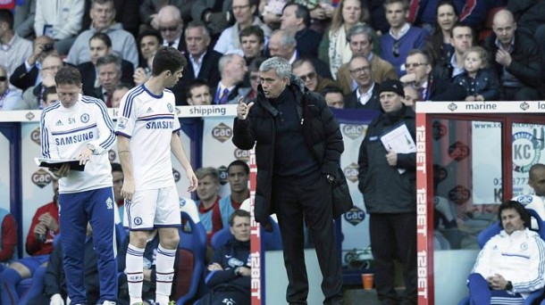 Mourinho, entrenador del Chelsea, da instrucciones a uno de sus jugadores. Efe.