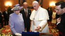 La reina Isabel II visita el Vaticano