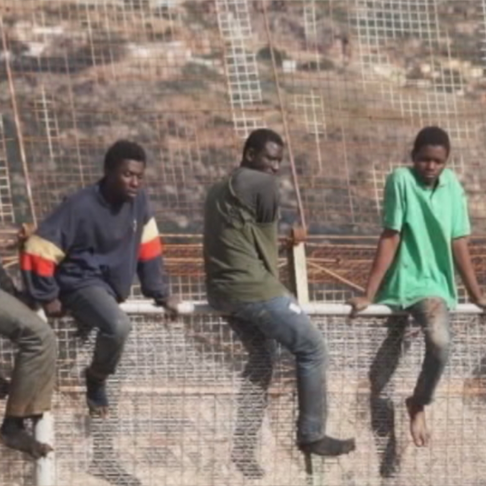200 inmigrantes intentan, de nuevo, saltar la valla de Melilla