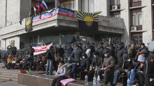 Manifestantes en uno de los edificios tomados en Donetsk. Foto: EFE