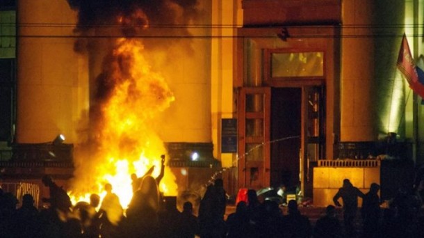 Manifestantes queman neumáticos ante la sede del Gobierno de Kiev, en Járkov. Foto: EFE