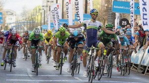 Michael Matthews (Orica-GreenEdge), primero en Gasteiz / EFE.