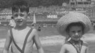 Txaro con su hermano Luis Mari, en la playa de la Concha. Agosto de 1947. title=