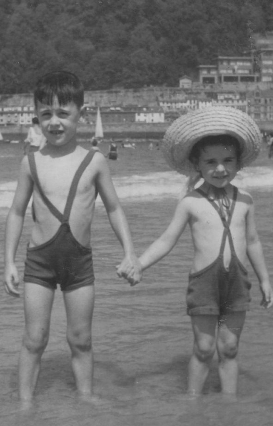 Txaro con su hermano Luis Mari, en la playa de la Concha. Agosto de 1947.