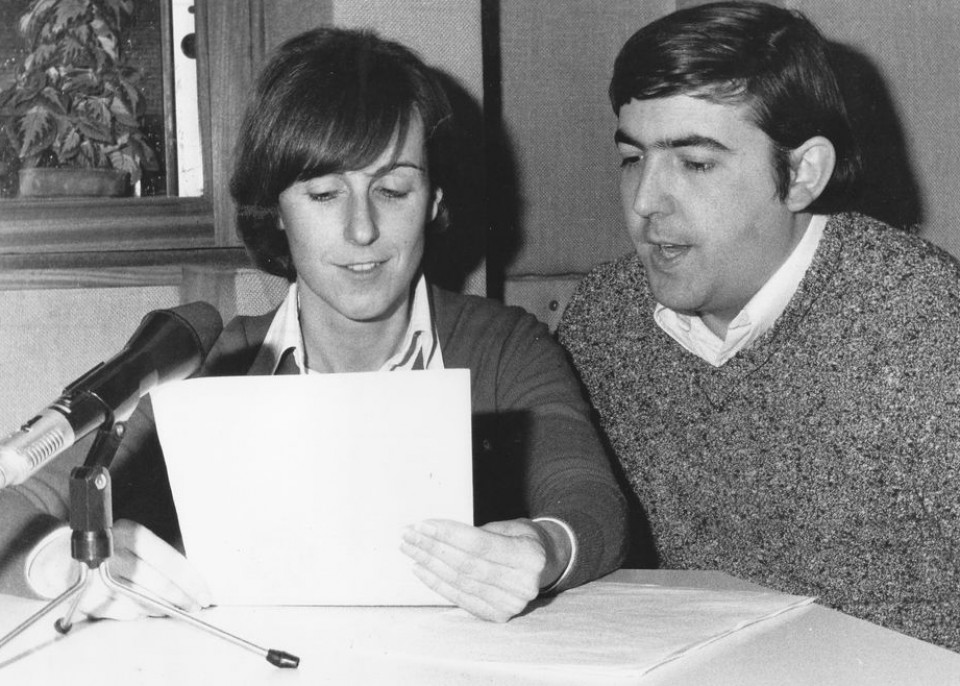 Txaro Arteaga eta Iñaki Zubizarreta Donostiako Herri Irratiaren estudioetan. 1977.