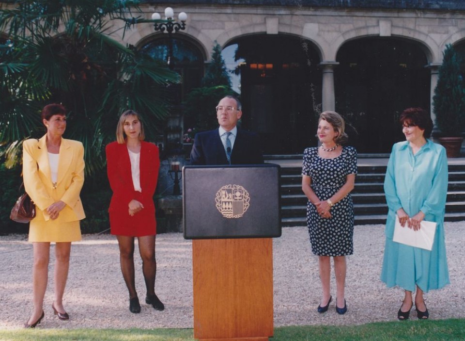 Txaro Arteaga Ajuria Enean Ardanzarekin eta Gloria Urteaga haren emaztearekin. 90eko hamarkadaren hasiera.