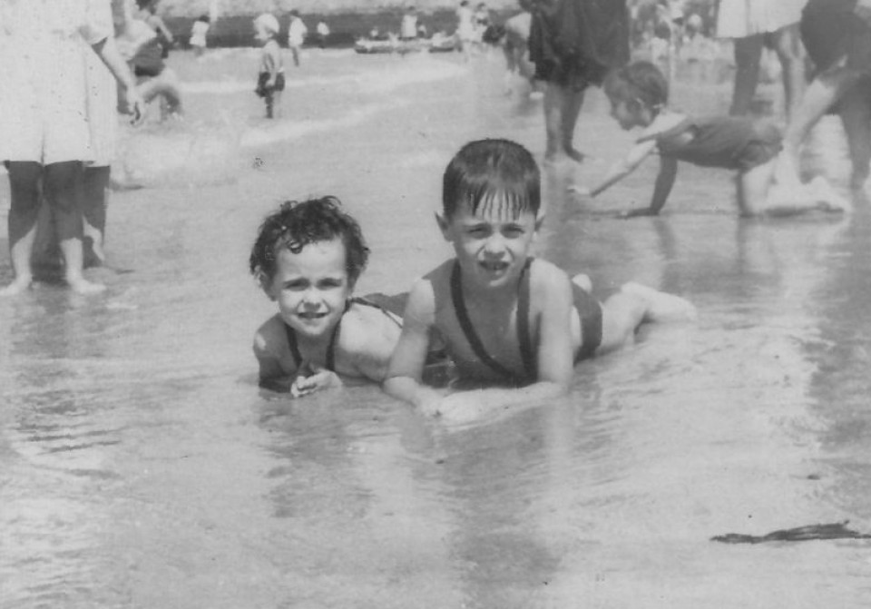 Txaro eta Luis Mari neba Kontxako hondartzan. 1947ko abuztuan.