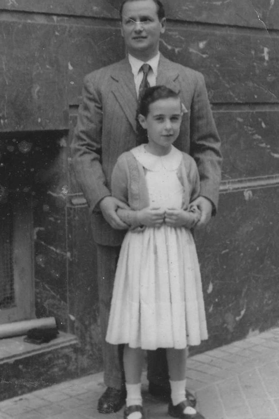 Txaro bere aitarekin, Bixenterekin, Donostiako Matia kalean. 50eko hamarkada.