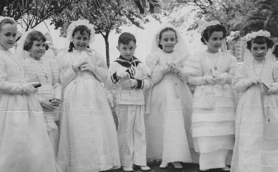 Donostiako Frantzia pasealekuan jaunartze egunean, eskolako lagunekin. Txaro, ezkerretik hasita bosgarrena da. 50eko hamarkada.