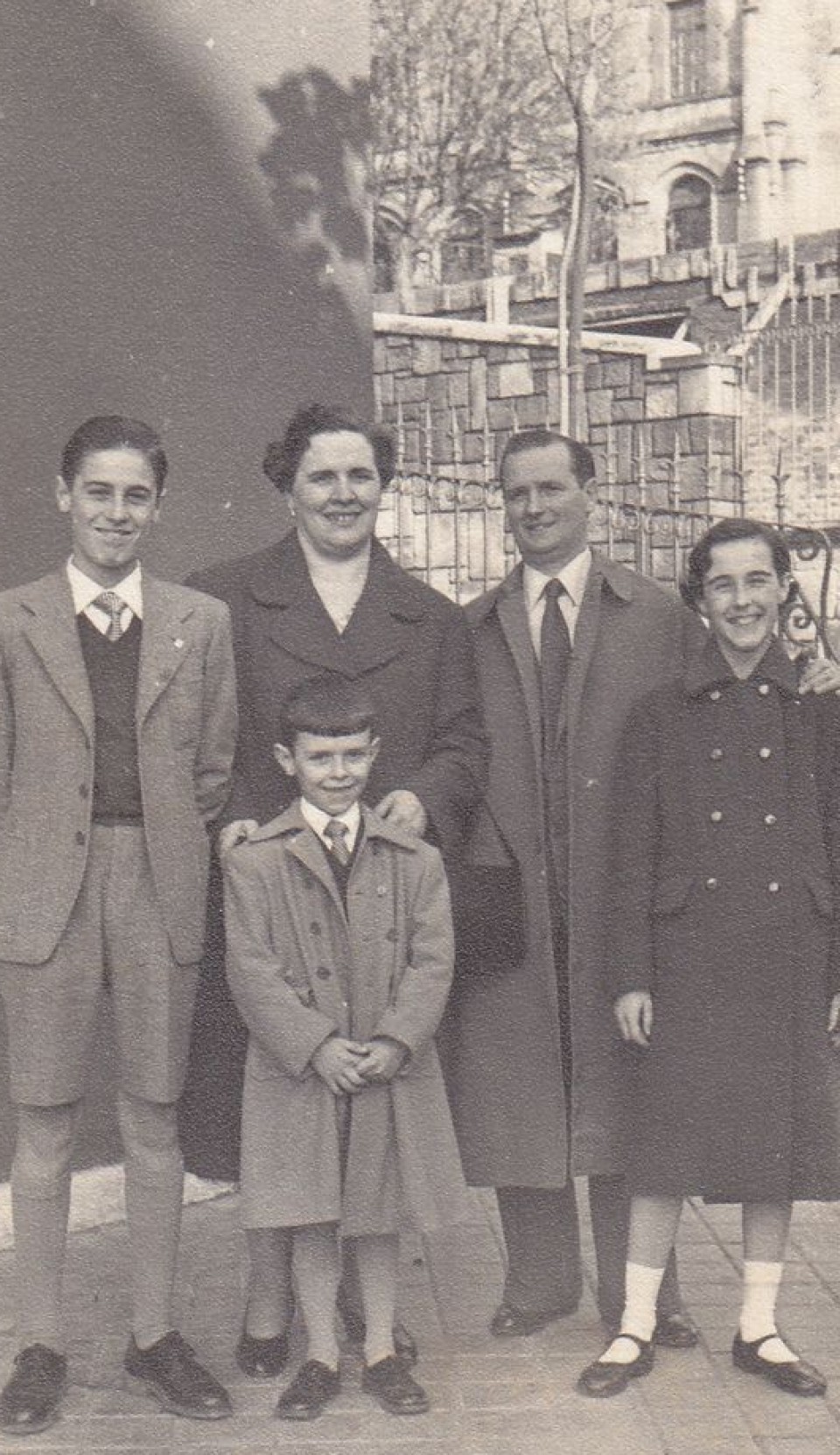 Donostian, Txaroren familia osoa: ezkerretik hasita: Luis Mari neba zaharra, Simona, Bixente eta Txaro. Behean Jose Inazio neba txikia. 60ko hamarkada.
