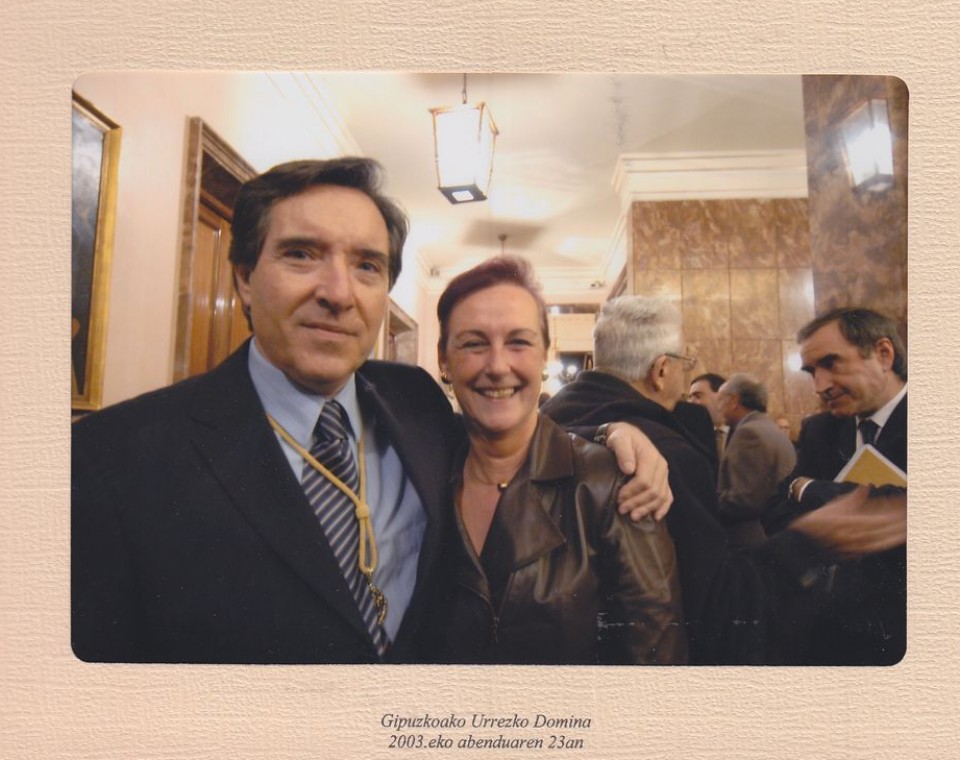 Iñaki Gabilondorekin Donostian, Iñakiri Gipuzkoako urrezko domina eman ziotenean. 2003ko abenduak 23.