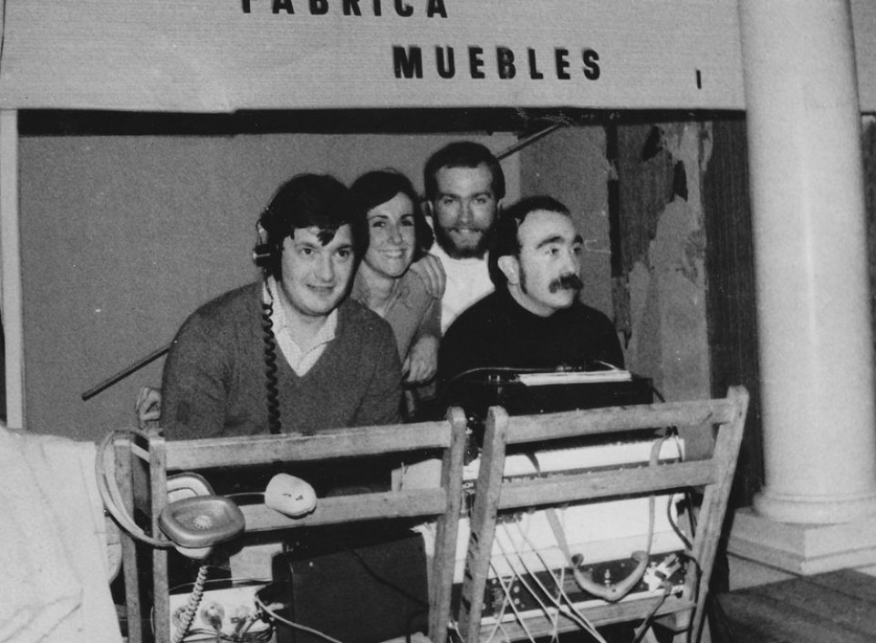 Herri Irratian haurrentzako saioa egiten. Ezkerretik hasita: Javier Arauza, Txaro, Joseba Urzelai eta Paco Sagarzazu. 1978.