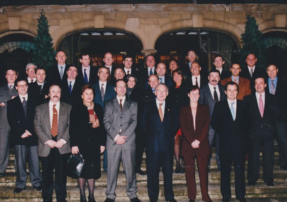 Ajuria Enean Ardanzaren sailburu eta gobernu-kideekin. 90ko hamarkada. 