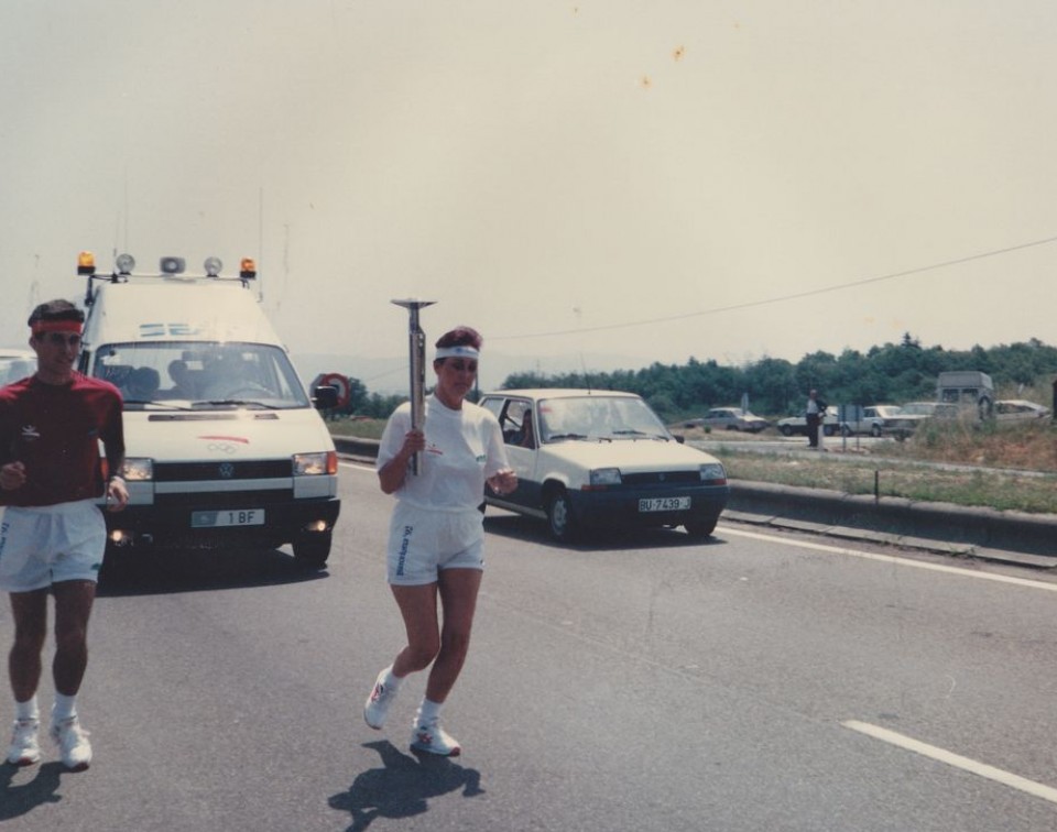 Txaro Arteaga 1992an Bartzelonako Olinpiar Jokoetako zuziarekin, Gasteizen.