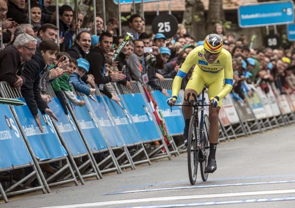 Alberto Contador marca el segundo tiempo de la etapa / EFE.