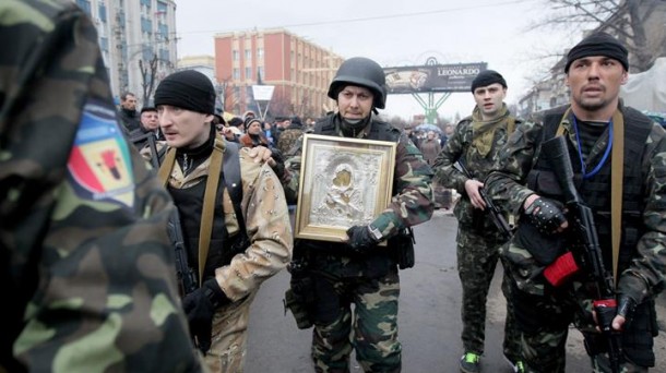 Militares en Lugansk.