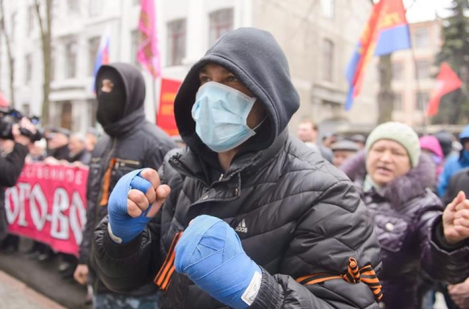 Errusiaren aldeko manifestariak, Ukrainan. Irudia: EFE