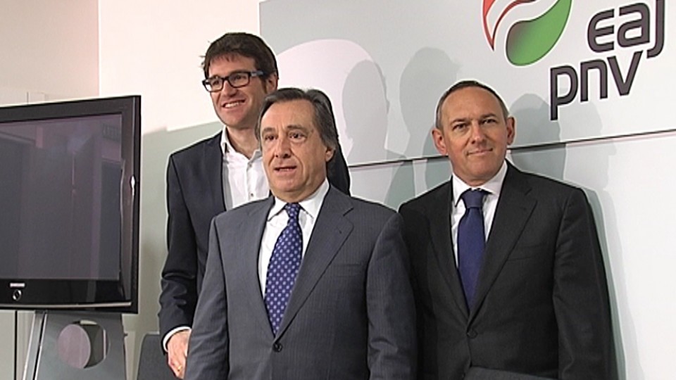 El presidente del PNV de Araba, Xabier Agirre, con Gorka Urtaran y Ramiro González. EFE