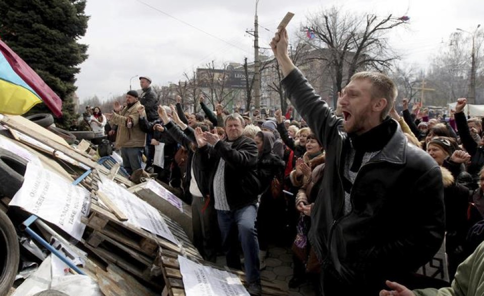 Manifestantes prorrusos en Lugansk, frente a la sede del Gobierno de Kiev. EFE