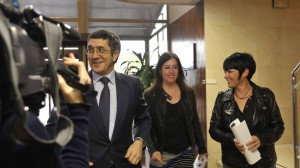 Patxi López junto a Maddalen Iriarte, a su llegada a la sede de EiTB en Miramon.