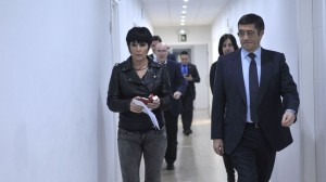 Patxi López junto a Maddalen Iriarte, a su llegada a la sede de EiTB en Miramon.
