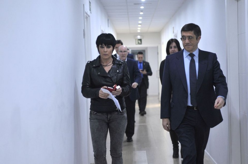 Patxi López junto a Maddalen Iriarte, a su llegada a la sede de EiTB en Miramon.