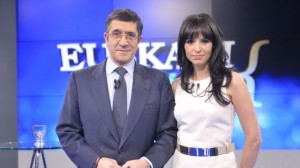 Patxi López junto a la presentadora África Baeta.